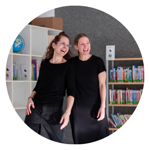 Katrin Schneckenburger und Julia Boskovic gestalten Programme auf der Bühne.